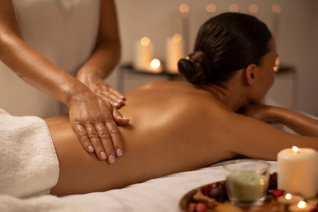Masaż relaksacyjny pleców w Jelenia Struga Medical SPA przy blasku świec