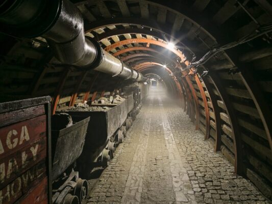 Chodnik Kopalni Uranu w Kowarach z wagonikami wypełnionymi rudą uranu