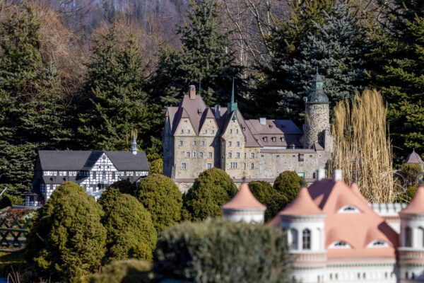 Miniaturowe modele zamków Dolnego Śląska w Parku Miniatur w Kowarach – popularna atrakcja turystyczna niedaleko Kopalni Uranu i podziemnej trasy Sztolnie Kowary