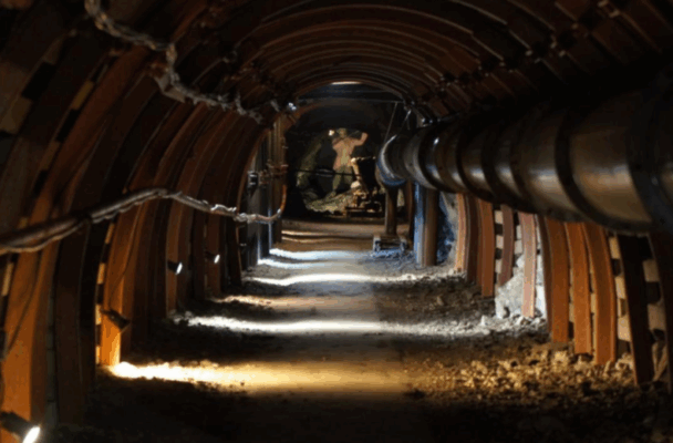 Widok sztolni w Kopalni Uranu w Kowarach prowadzącej do miejsca pracy górników