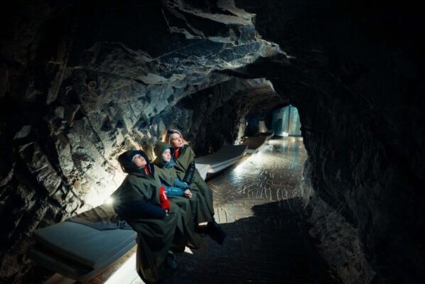 Zwiedzanie podziemnych tuneli kopalni uranu w Kowarach z przewodnikiem