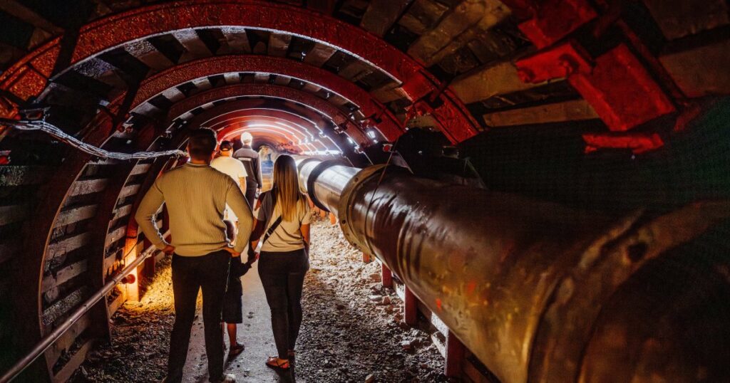Zwiedzanie podziemnej trasy turystycznej w kopalni uranu w Kowarach